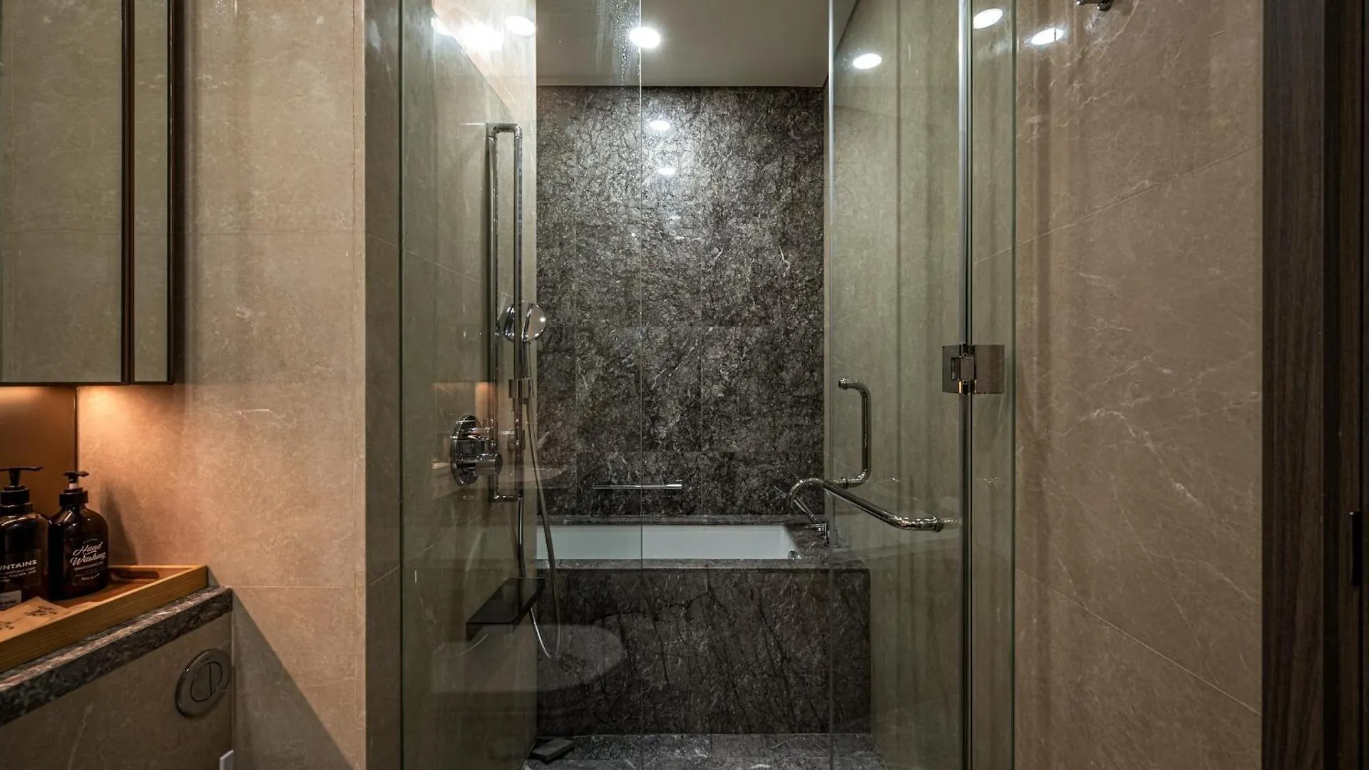 Marq Luxury Apartment 229 Inifity Pool Gym City Center ホーチミン市 0*,  ベトナム